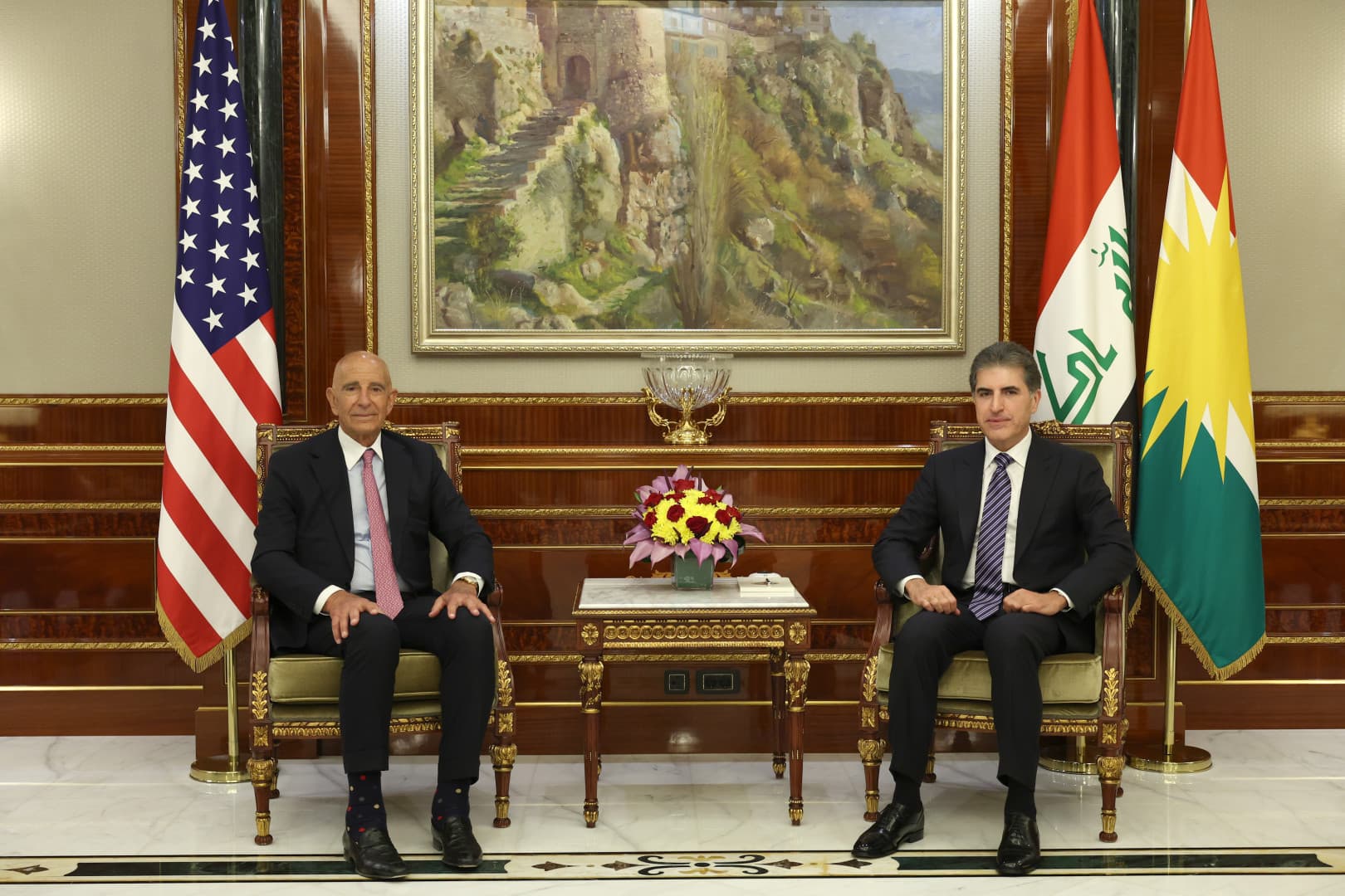 نيجيرفان بارزاني وتوم باراك يؤكدان دعم الحكومة العراقية وحصر السلاح بيد الدولة