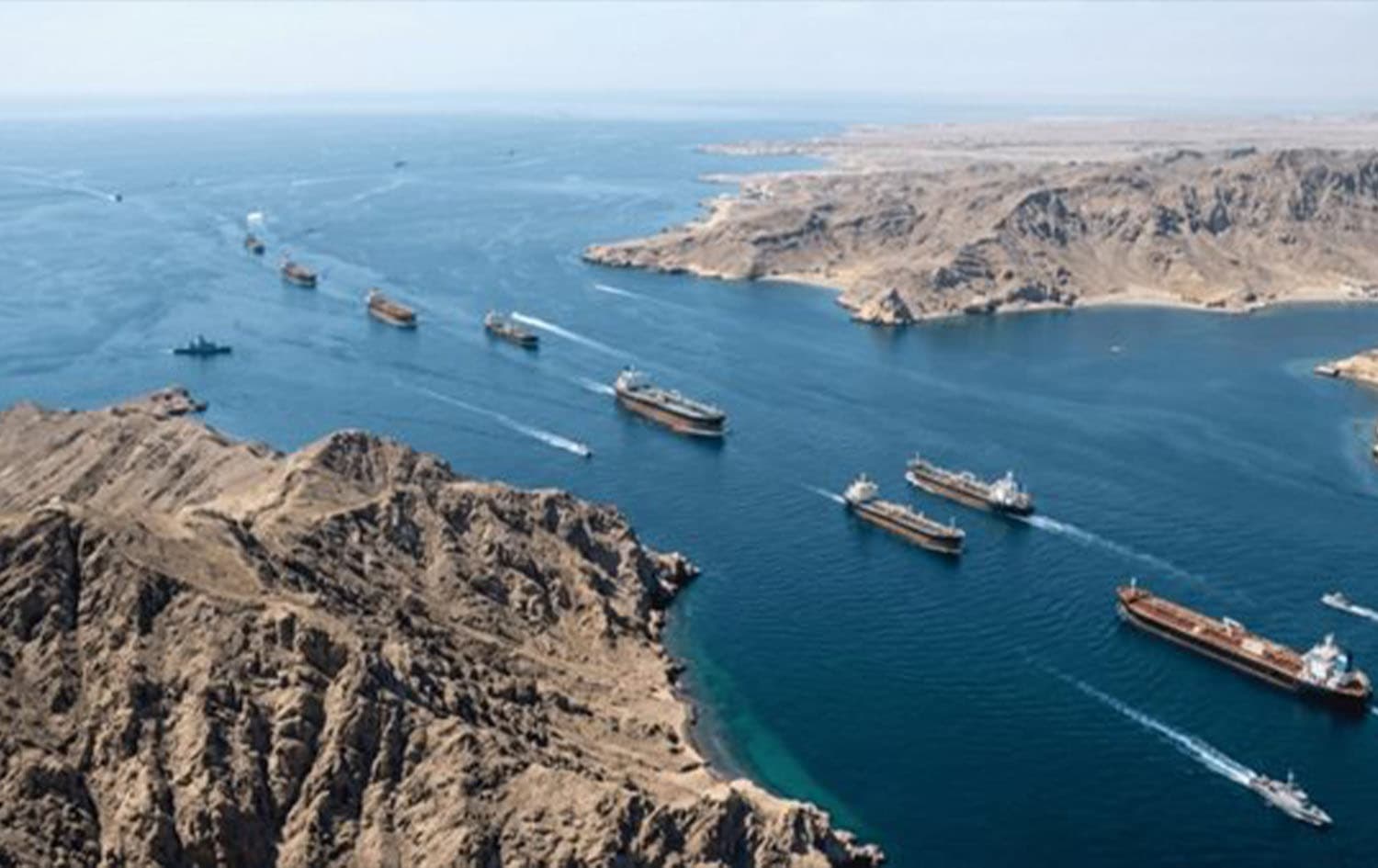 بعد إعلانها فتح ممر في هرمز دون رسوم.. قذيفة مجهولة المصدر تصيب سفينة شحن قبالة سواحل عُمان