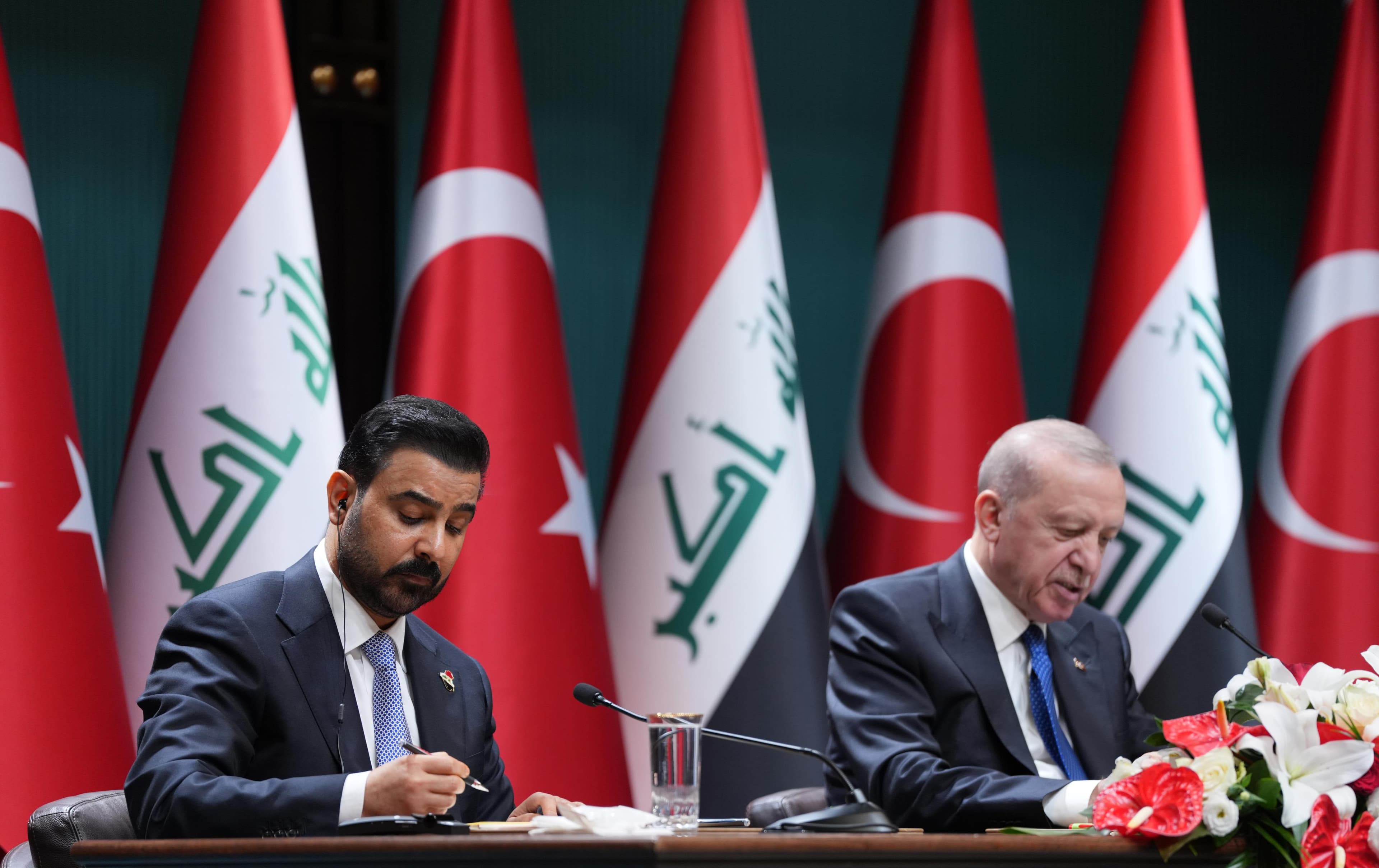 أردوغان: الزيدي أكد قدرة العراق إرسال مليون برميل نفط يومياً إلى تركيا