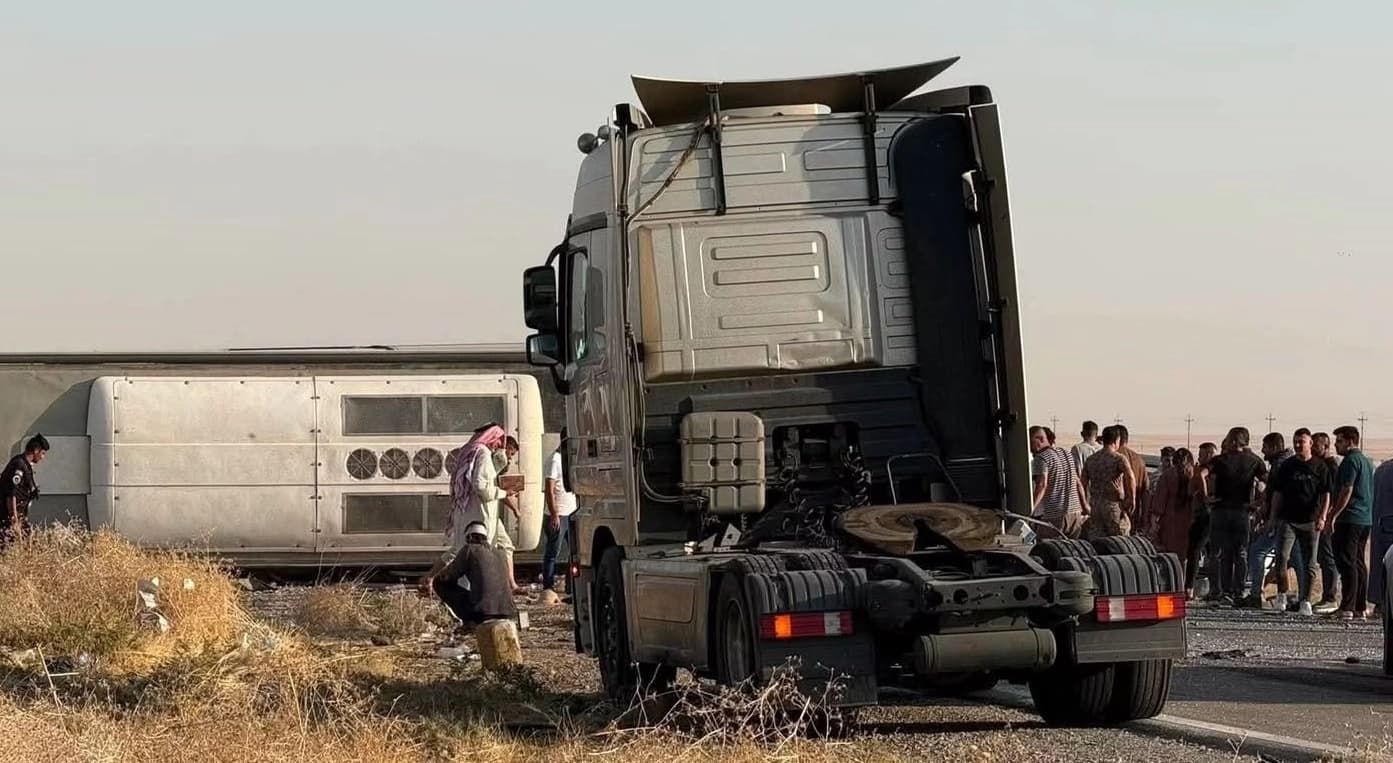 مصرع وإصابة 25 شخصاً جراء انقلاب حافلة سياحية قرب محافظة نينوى