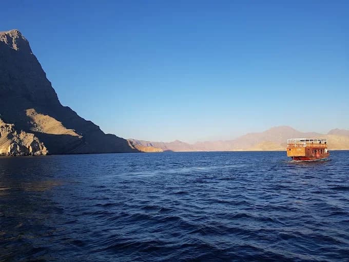 عمليات التجارة البحرية البريطانية: إصابة ناقلة بمقذوف مجهول في هرمز ونجاة طاقمها