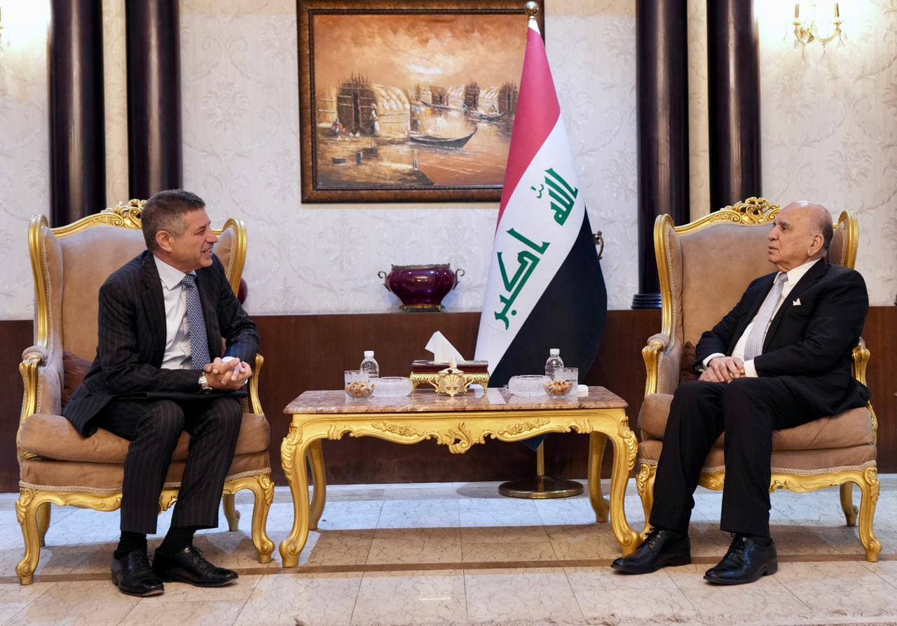 وزير الخارجية العراقي يناقش مع القائم بالأعمال الأميركي خطوات حصر السلاح بيد الدولة