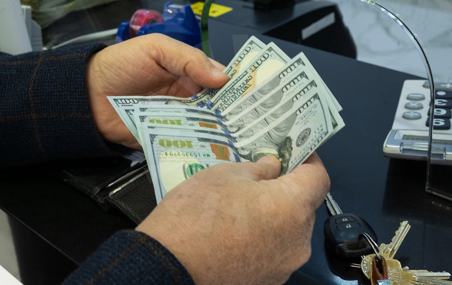 البنك المركزي العراقي يعزو ارتفاع سعر صرف الدولار إلى "مضاربات الأسواق"