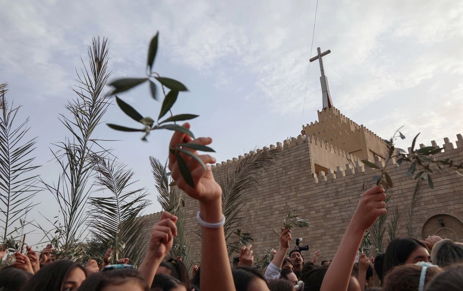 المسيحيون في العراق بين ألم البقاء وضياع الهجرة