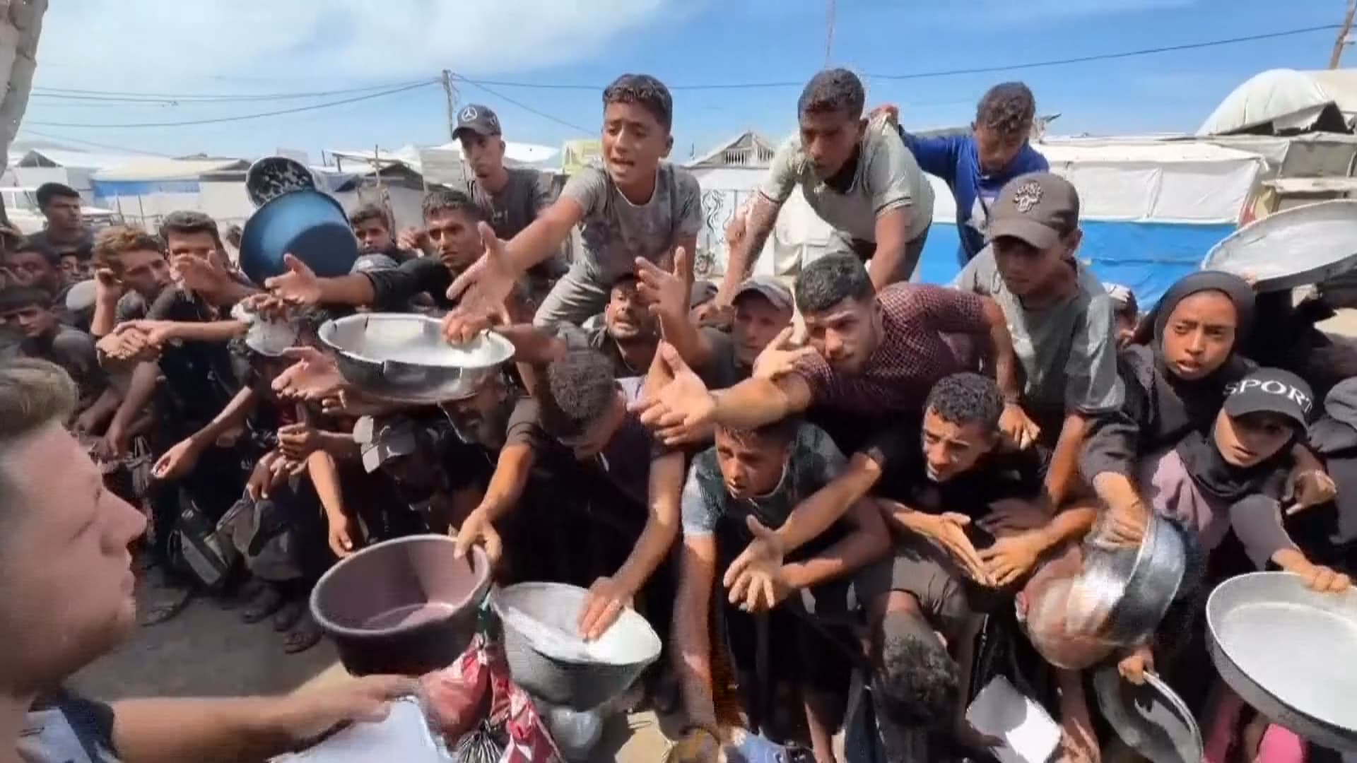 أوانٍ فارغة تنتظر وجبة.. نازحو غزة يصارعون الجوع في خيام خان يونس