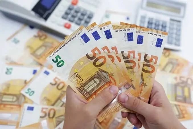 سعر اليورو يهبط إلى أدنى مستوى له منذ 17 شهراً