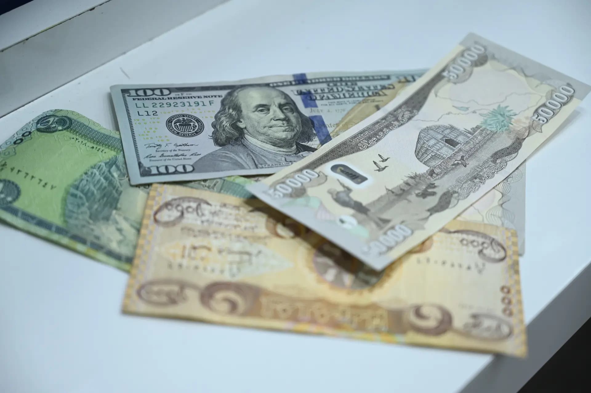 تغيير سعر صرف الدولار يغطي ربع العجز المالي للحكومة العراقية