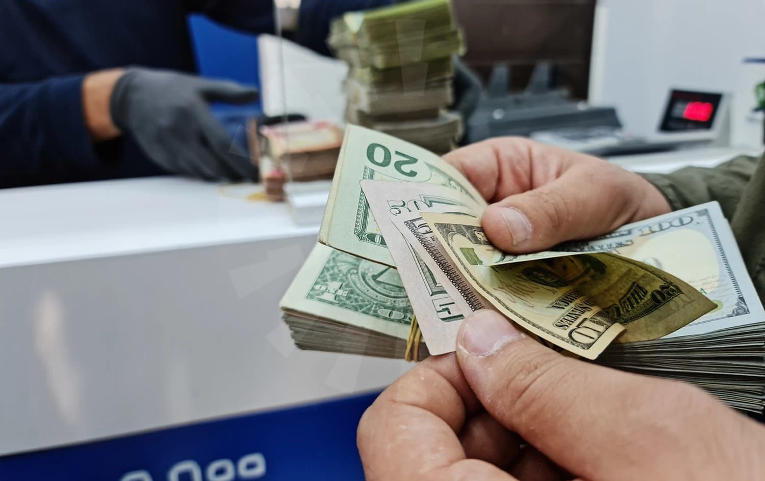 تغيير سعر صرف الدولار.. ماذا فعل بالشركات؟