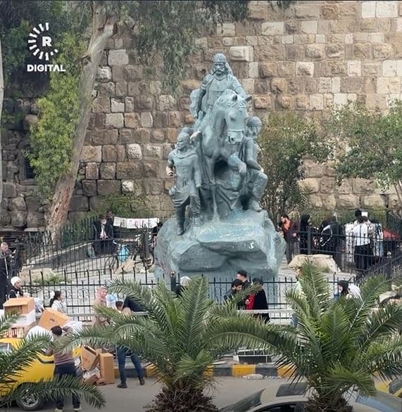 بعد 30 عاماً.. تمثال صلاح الدين الأيوبي يُنقل من قلعة دمشق