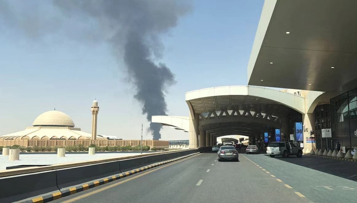 تصاعد عمود كثيف من الدخان الأسود من منطقة تخزين الوقود في مطار الملك خالد الدولي بالعاصمة السعودية الرياض، في 19 أيلول 2026-reuters