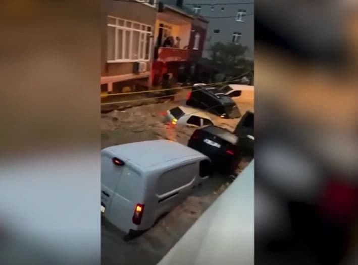 مصرع شخصين جراء سيول اجتاحت إسطنبول وإنقاذ نحو 200 آخرين
