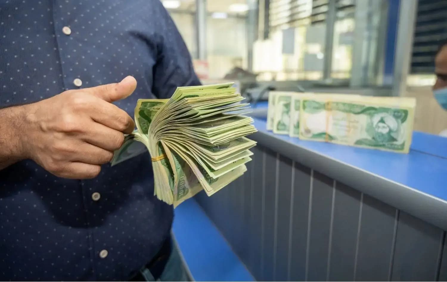 نافذة العملة.. مرآة أزمات العراق
