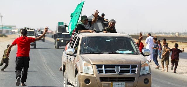 عناصر الحشد الشعبي يقومون بفصل رأس شهداء البيشمركة عن اجسادهم