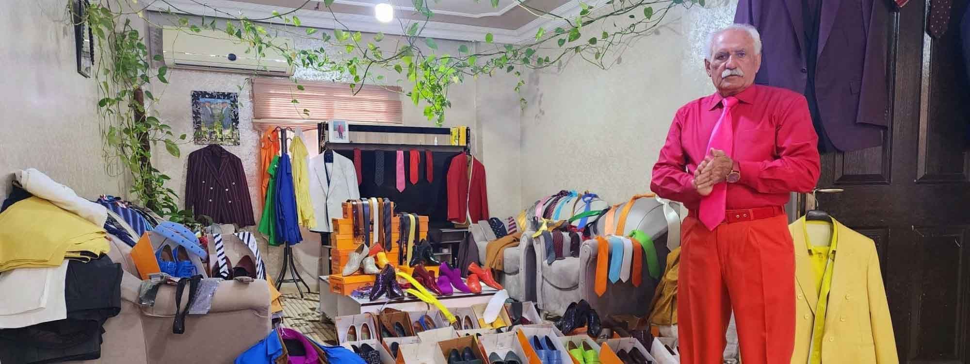 "الرجل الملون".. سبعينيّ يرتدي أزياء مزركشة ويلفت انتباه السكان في جزيرة بوطان بتركيا 