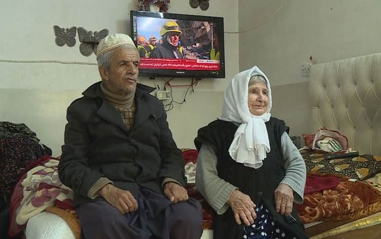 زوجان مسنّان من السليمانية يتبرعان براتبهما ومواد غذائية لمنكوبي الزلزال