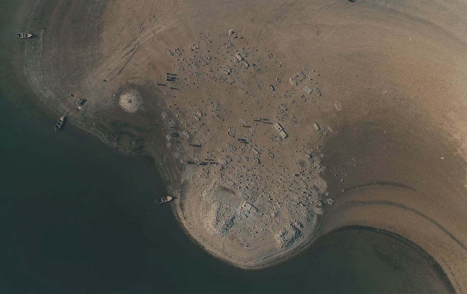انخفاض منسوب مياه سد الموصل يظهر معالم إزيدية بقرية خانكي القديمة 