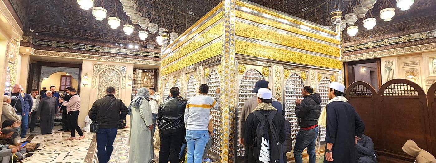 صور.. توافد الزوار على مسجد الإمام الحسين بالقاهرة 