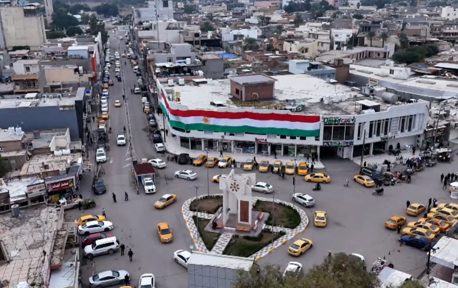 علم كوردستان يحمل على الأكتاف في خانقين "يتميزون بحس قومي كوردي عالٍ جداً"