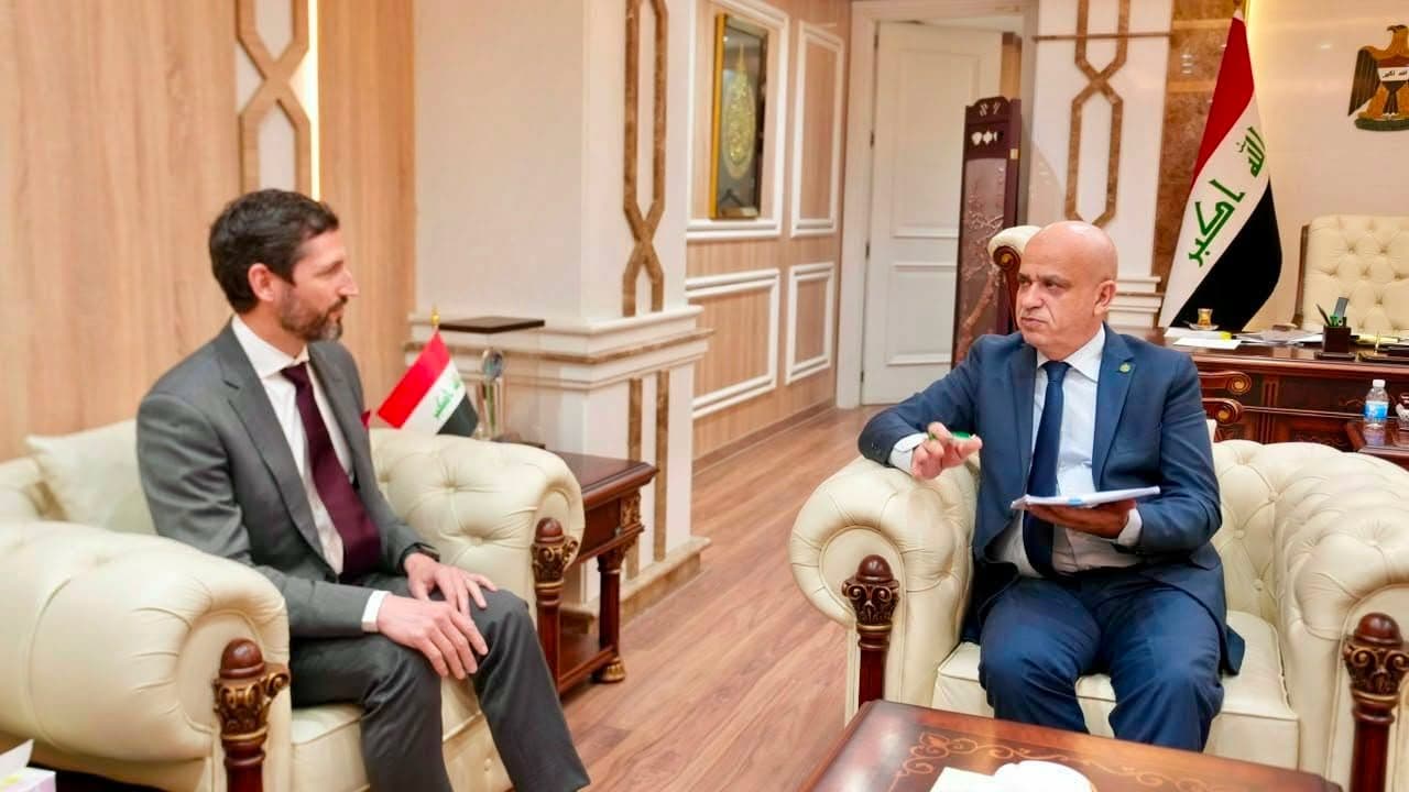 وكيل وزارة النفط العراقية نصير عزيز مع رئيس شركة شيفرون