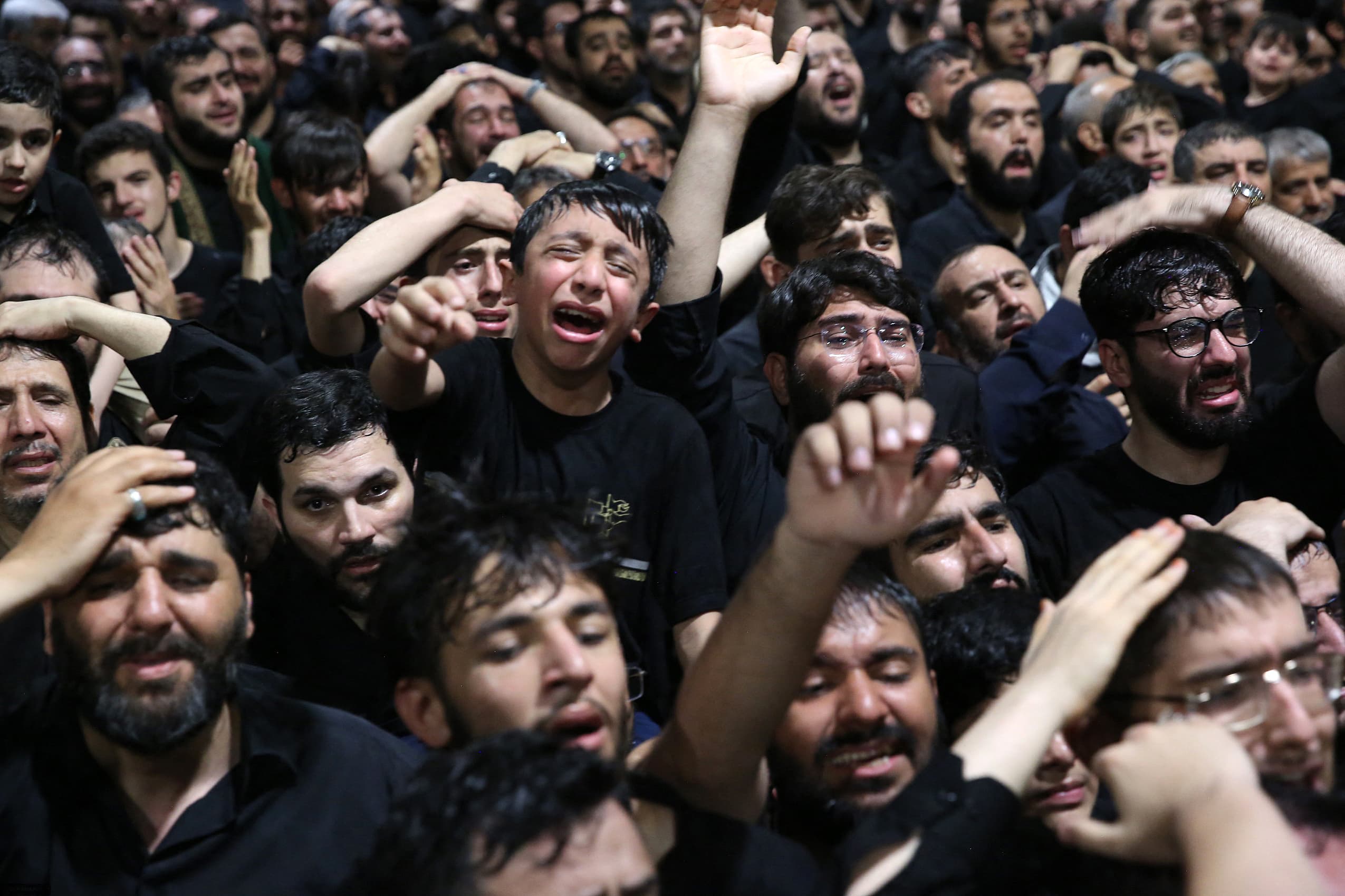 مئات الإيرانيين يتقاطرون إلى مصلّى طهران عشية تشييع خامنئي