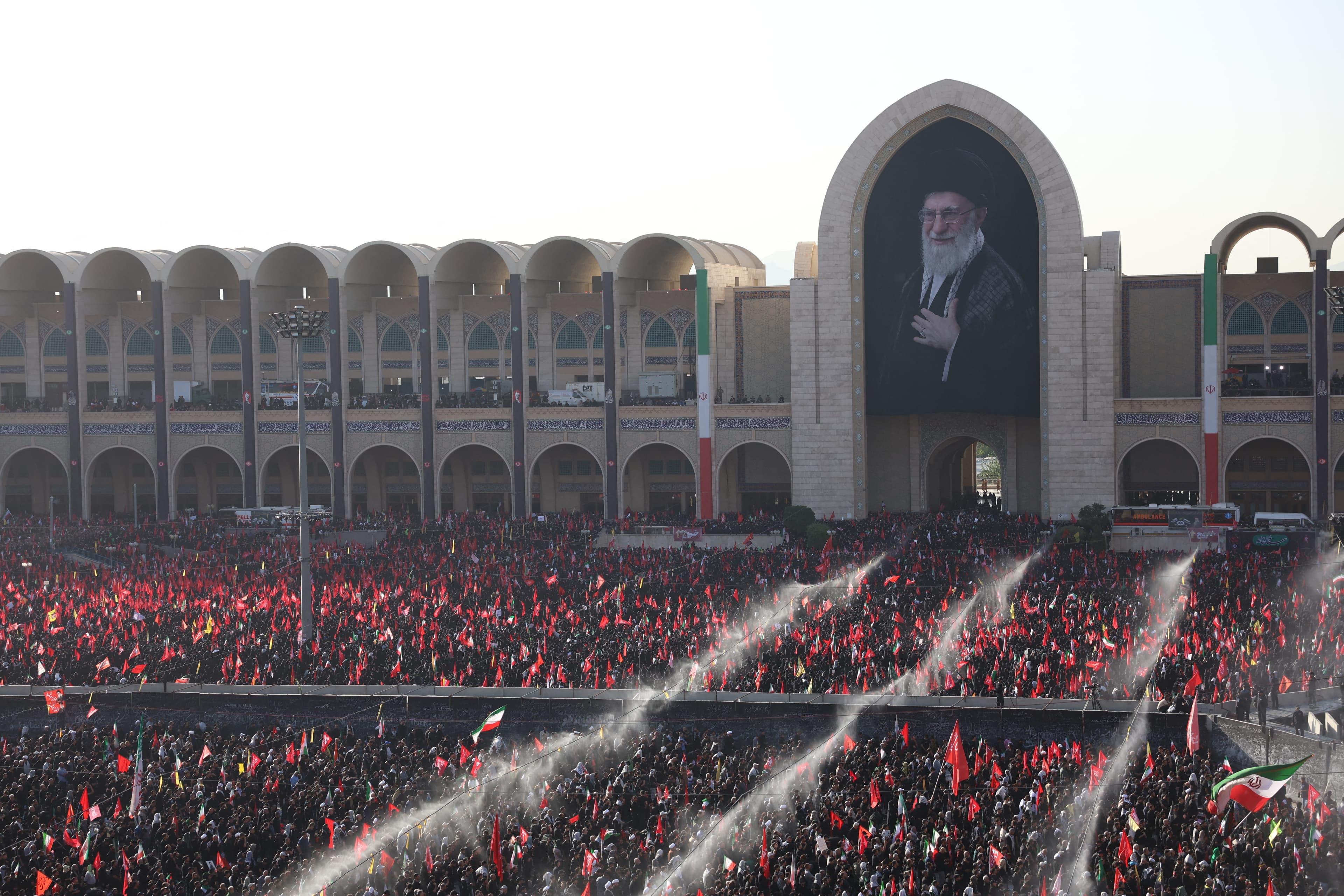طهران.. صلاة على جثمان خامنئي في اليوم الثاني من مراسم تشييعه
