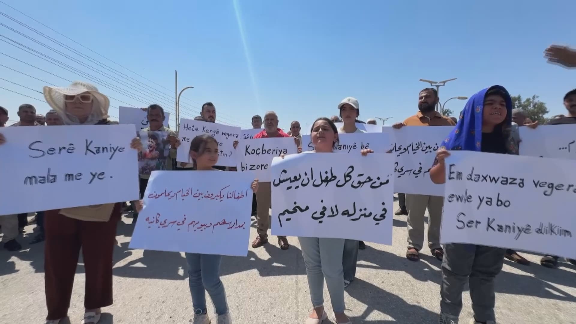 محافظ الحسكة لمهجّري سري كانيه المتظاهرين: هناك استعدادات لعودتكم لكن المسألة أمنية