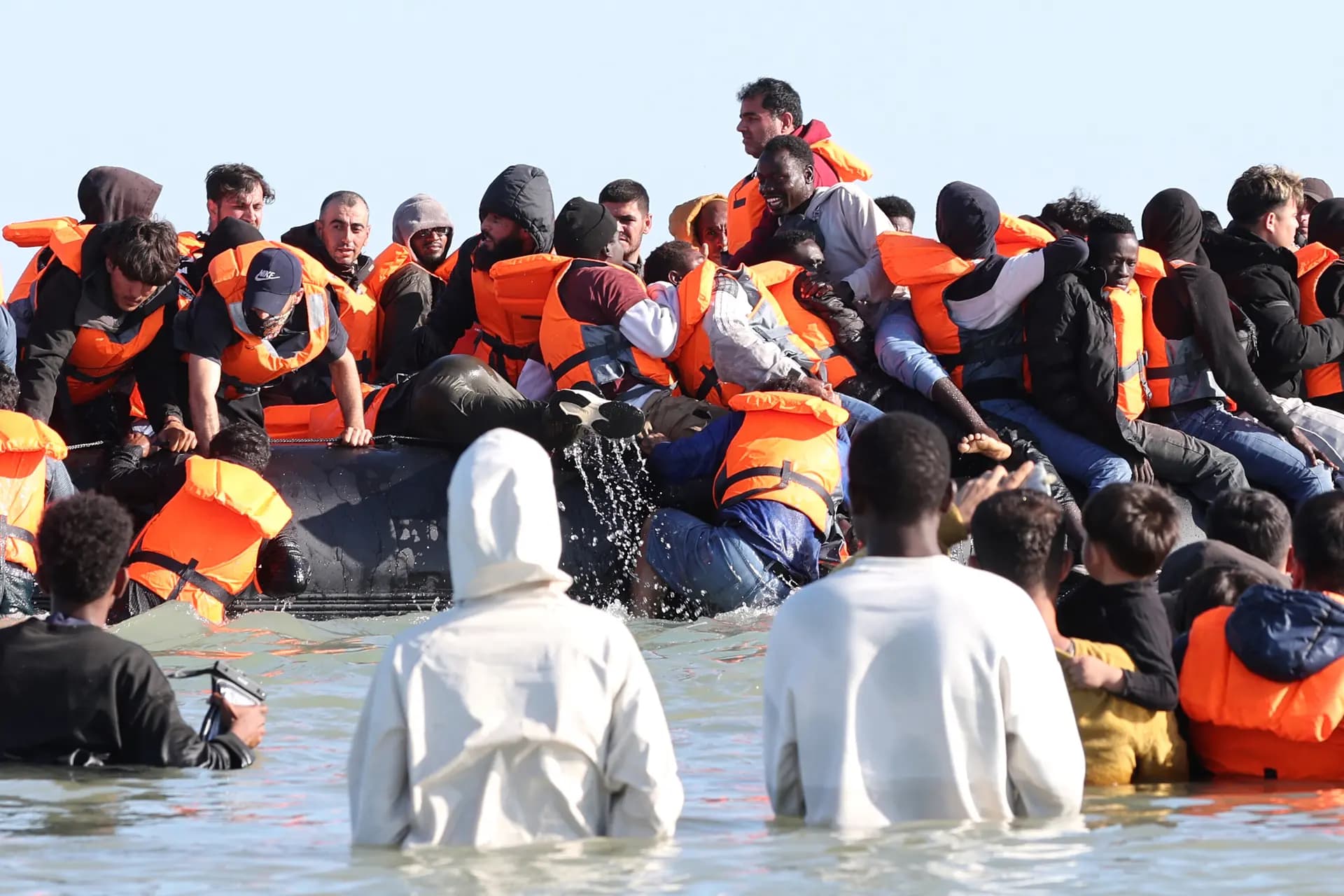 مجموعة من المهاجرين في القناة الإنكليزية. صورة: AFP