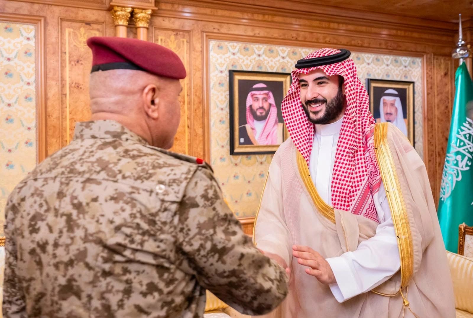 الفريق أول الركن عبد الأمير الشمري مدير مكتب القائد العام للقوات المسلحة خلال استقباله من قبل وزير الدفاع السعودي خالد بن سلمان بن عبد العزيز