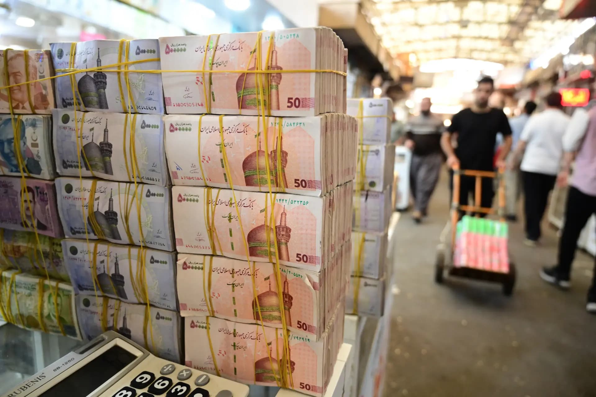 التومان الإيراني. الصورة: بلند طاهر - رووداو