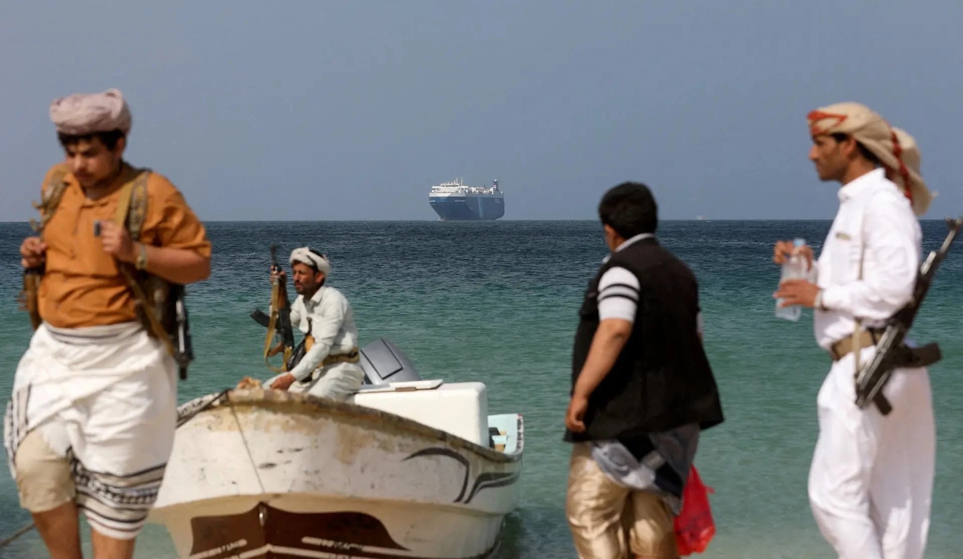 عدد من مسلحي الحوثيين على البحر الأحمر؛ الصورة: REUTERS