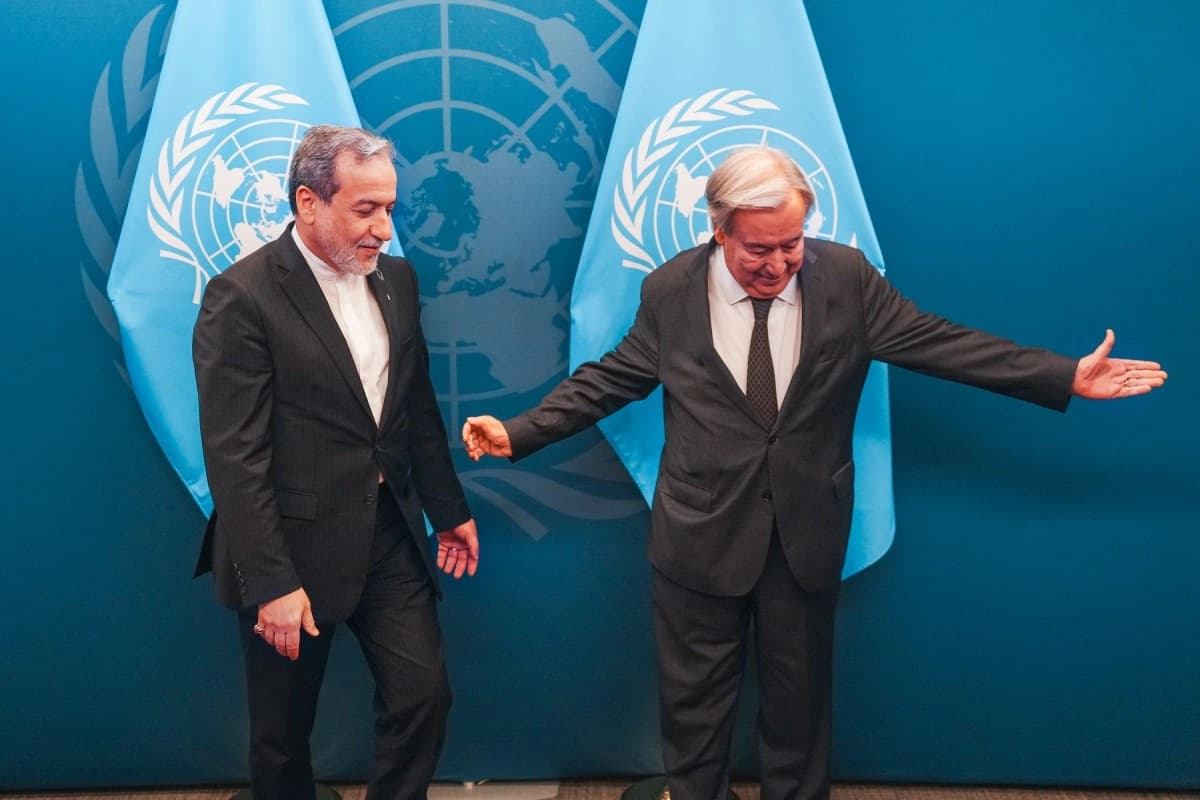 وزير الخارجية الإيراني عباس عراقجي والأمين العام للأمم المتحدة أنطونيو غوتيريش خلال لقائهما في مقر المنظمة بنيويورك-AFP