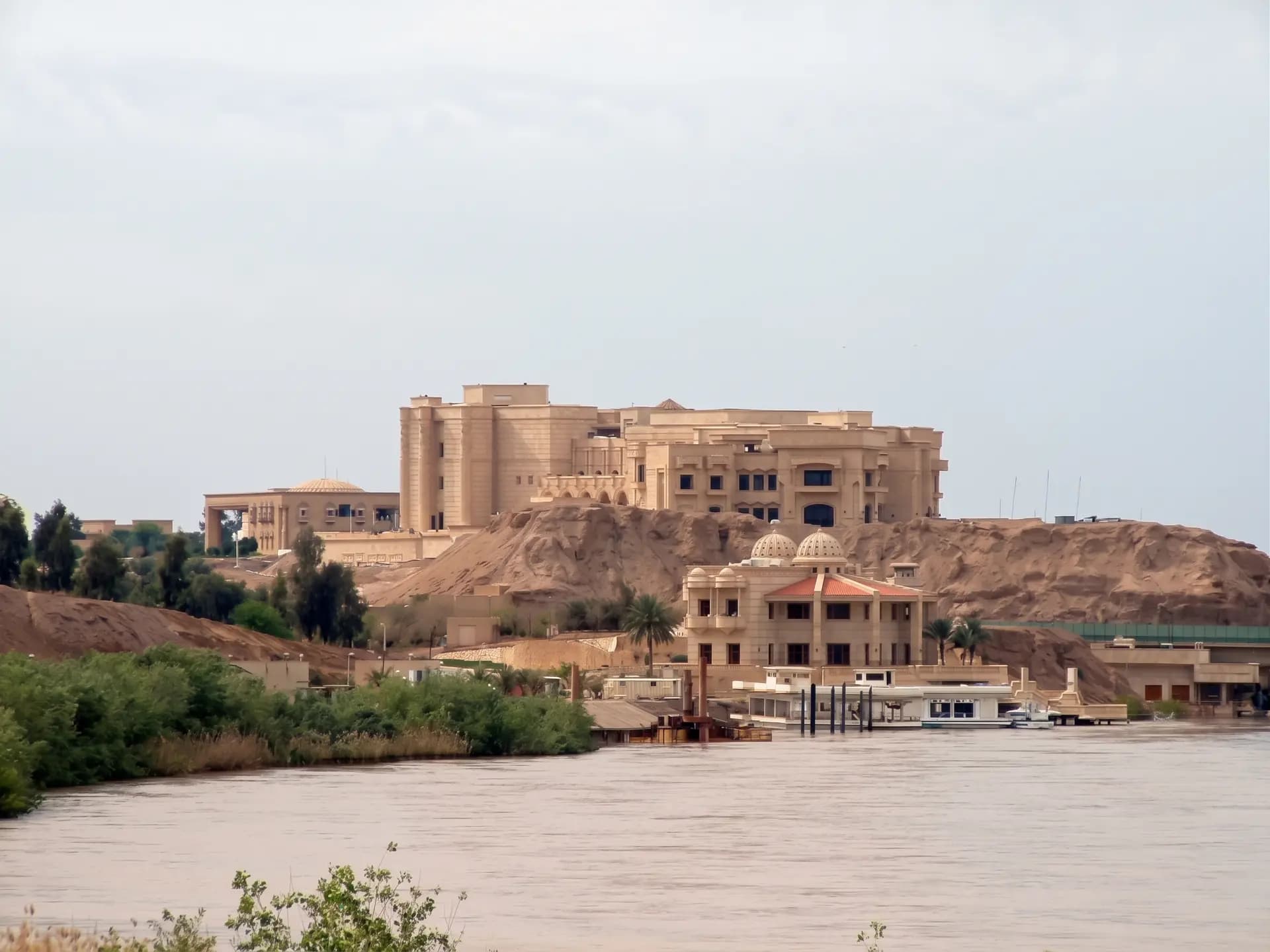 القصور الرئاسية لصدام حسين - تكريت (تم تحسين جودة الصورة بواسطة الذكاء الاصطناعي)