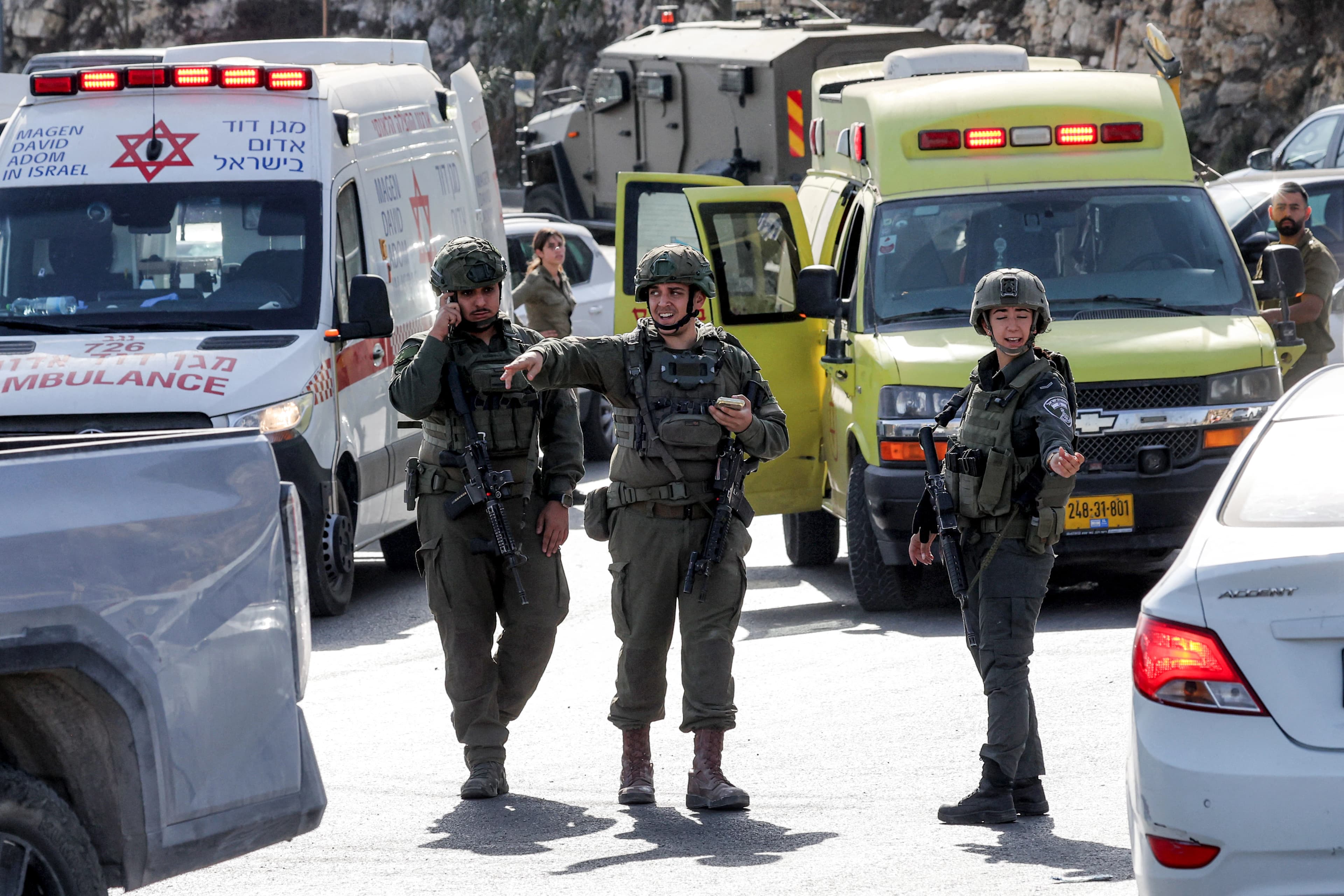 نتنياهو يأمر بإغلاق كامل للضفة الغربية إثر إطلاق نار أسفر عن إصابة 5 أشخاص